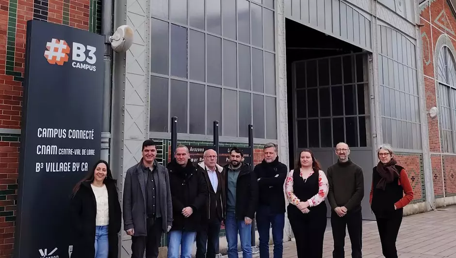 Photo de groupe des élus en compagnie des nouveaux locataires du B3 Campus